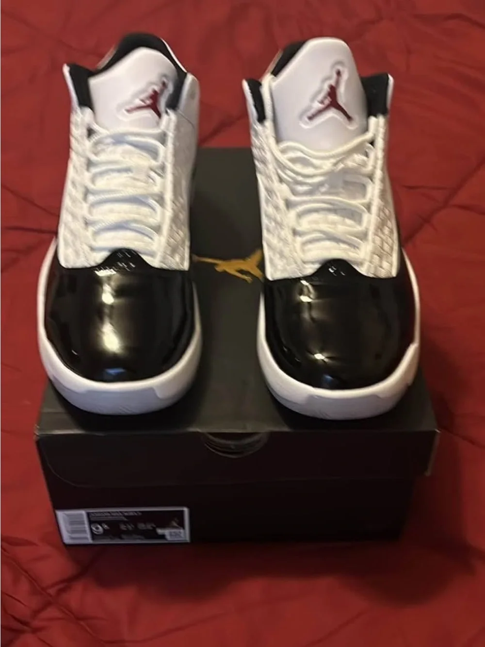Jordan max aura mens White/Black/Red Retro Sneaker